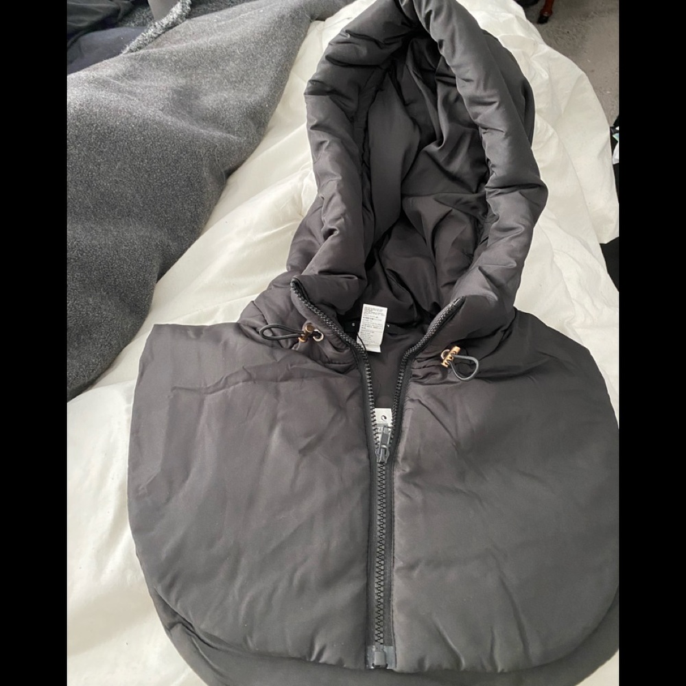 Sisley padded hoody dickie. NWT black